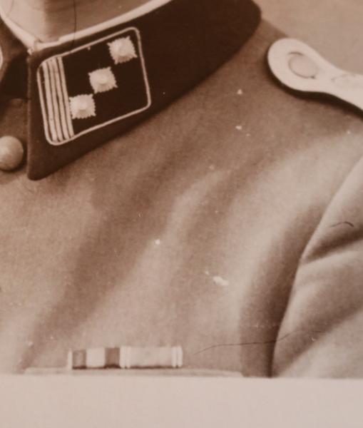 Portrait eines SS-Hauptsturmführers  mit EK II Band und Bandspange - Repro